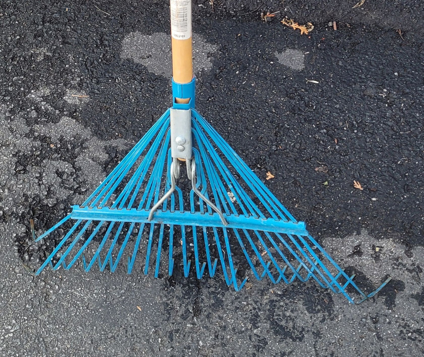 Balai à feuilles en métal 24''