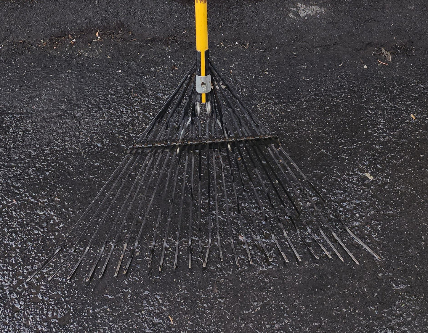 Balai à feuilles en métal 24''