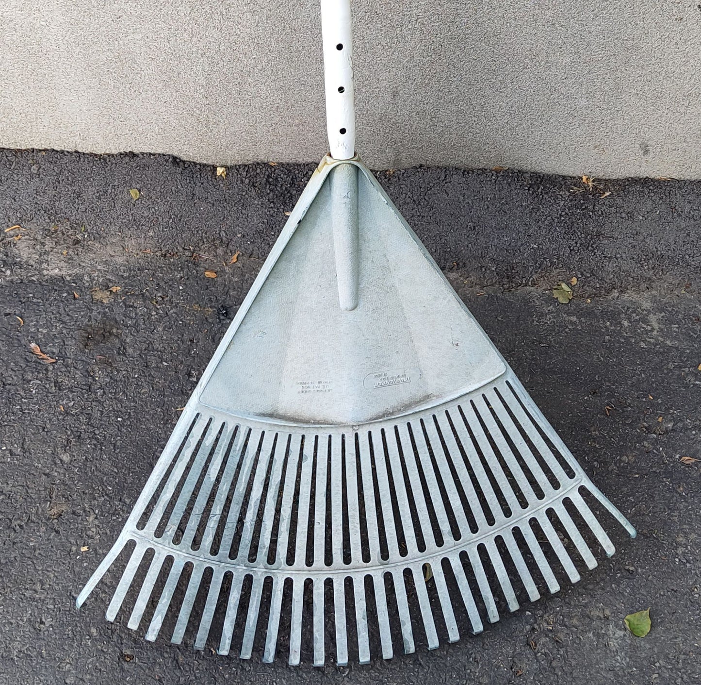 Balai à feuilles en plastique 24''