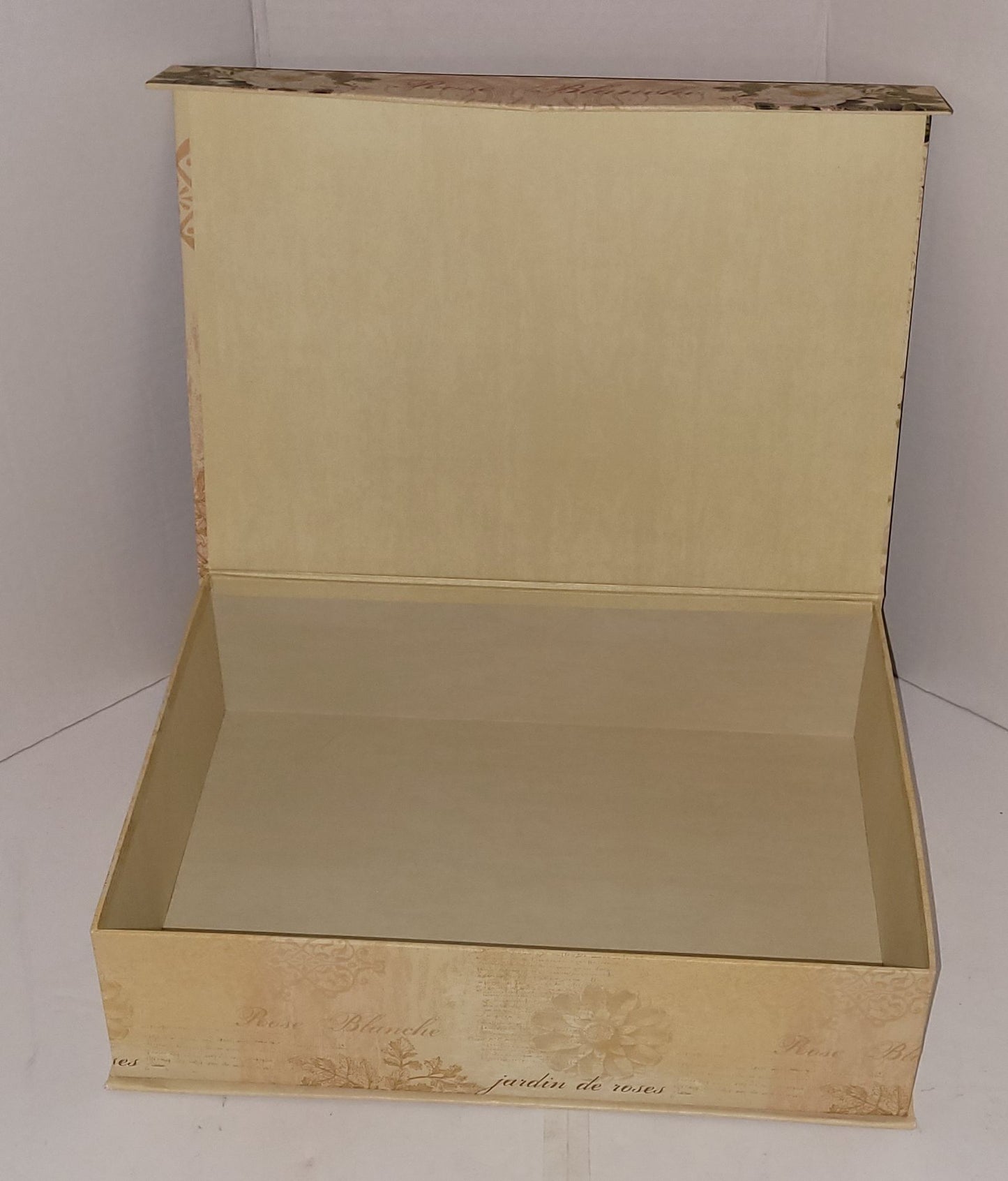 Boîte à couvercle aimanté