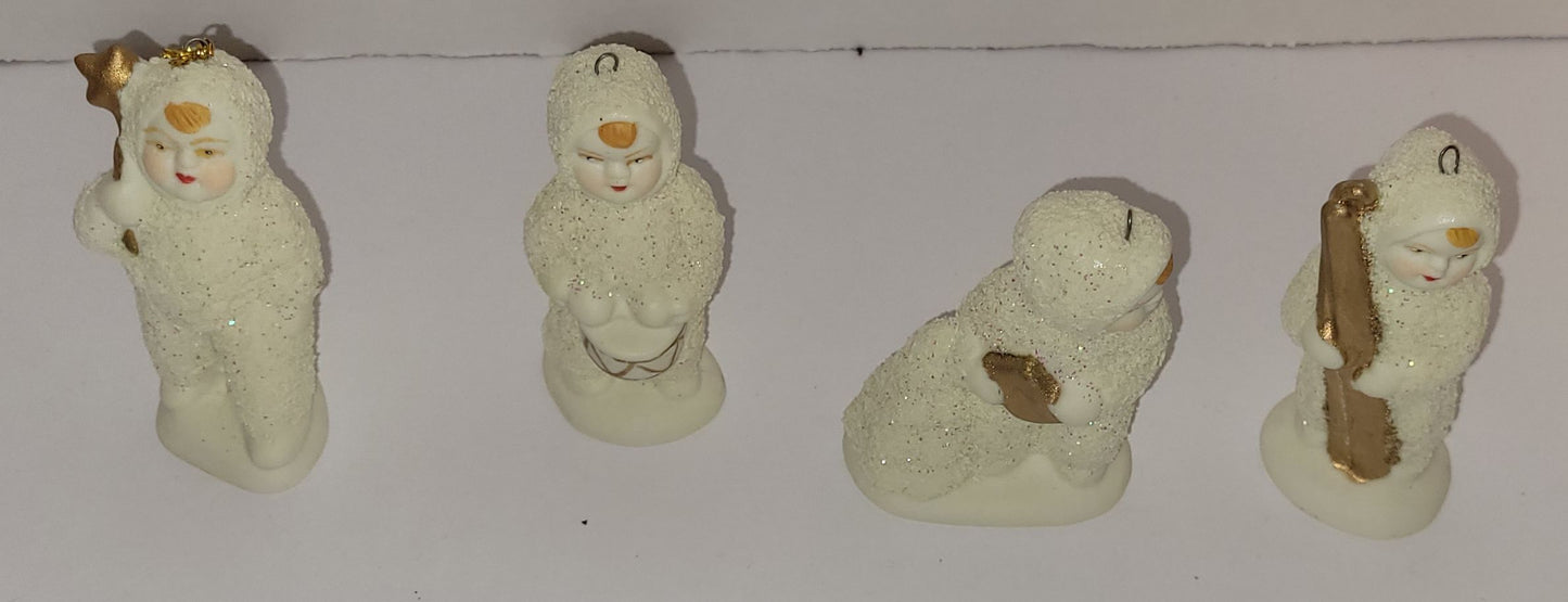 Ensemble de bonhommes avec habit de neige