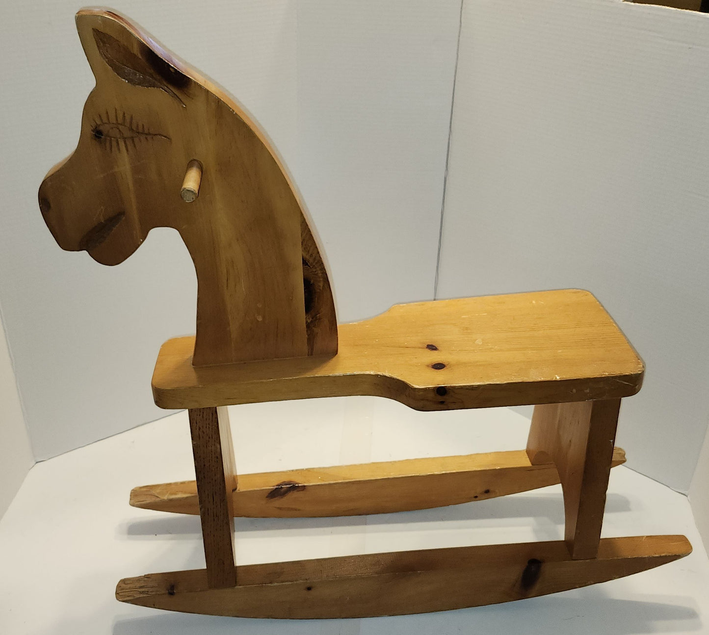 Cheval à bascule en bois