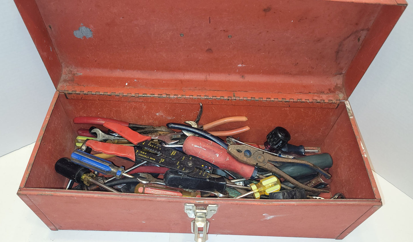 Coffre en métal avec outils