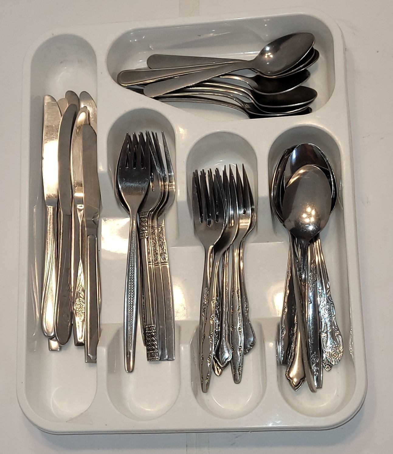 Coutellerie 8 personnes avec rangement en plastique