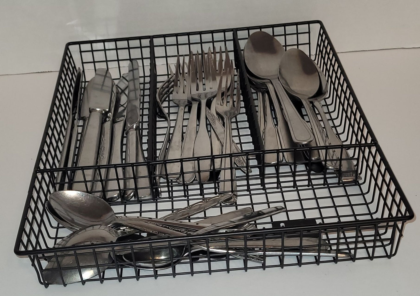 Coutellerie 8 personnes avec rangement en métal
