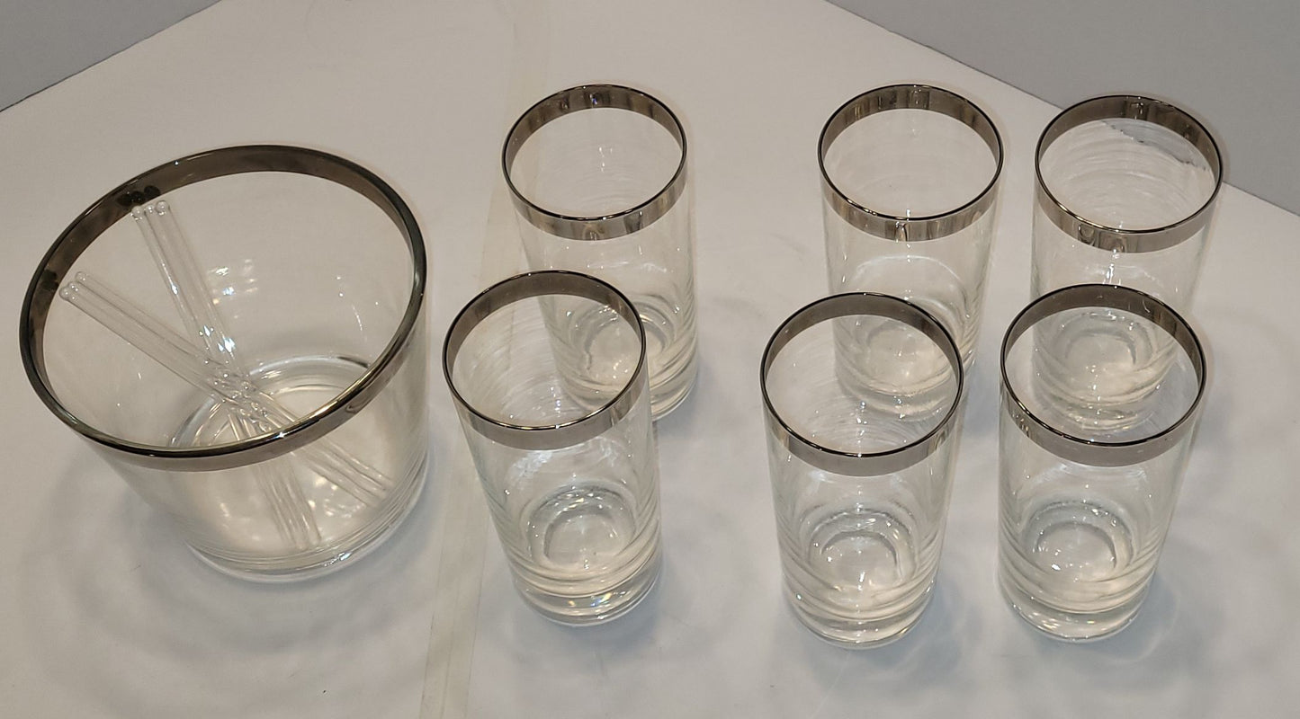 Verres et seau à glaçons