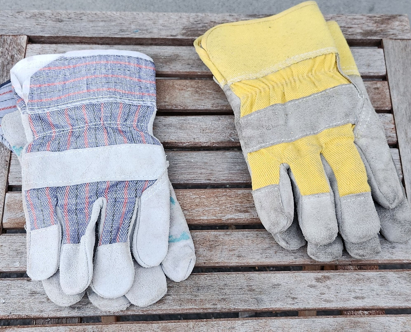 Paires de gants en cuir