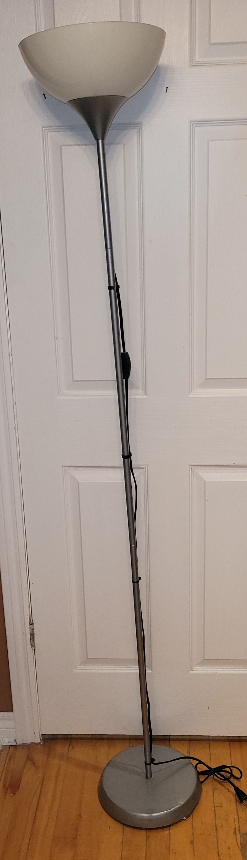 Lampe torchère IKEA