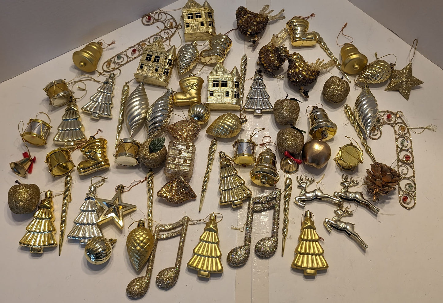 Décorations dorées pour le sapin