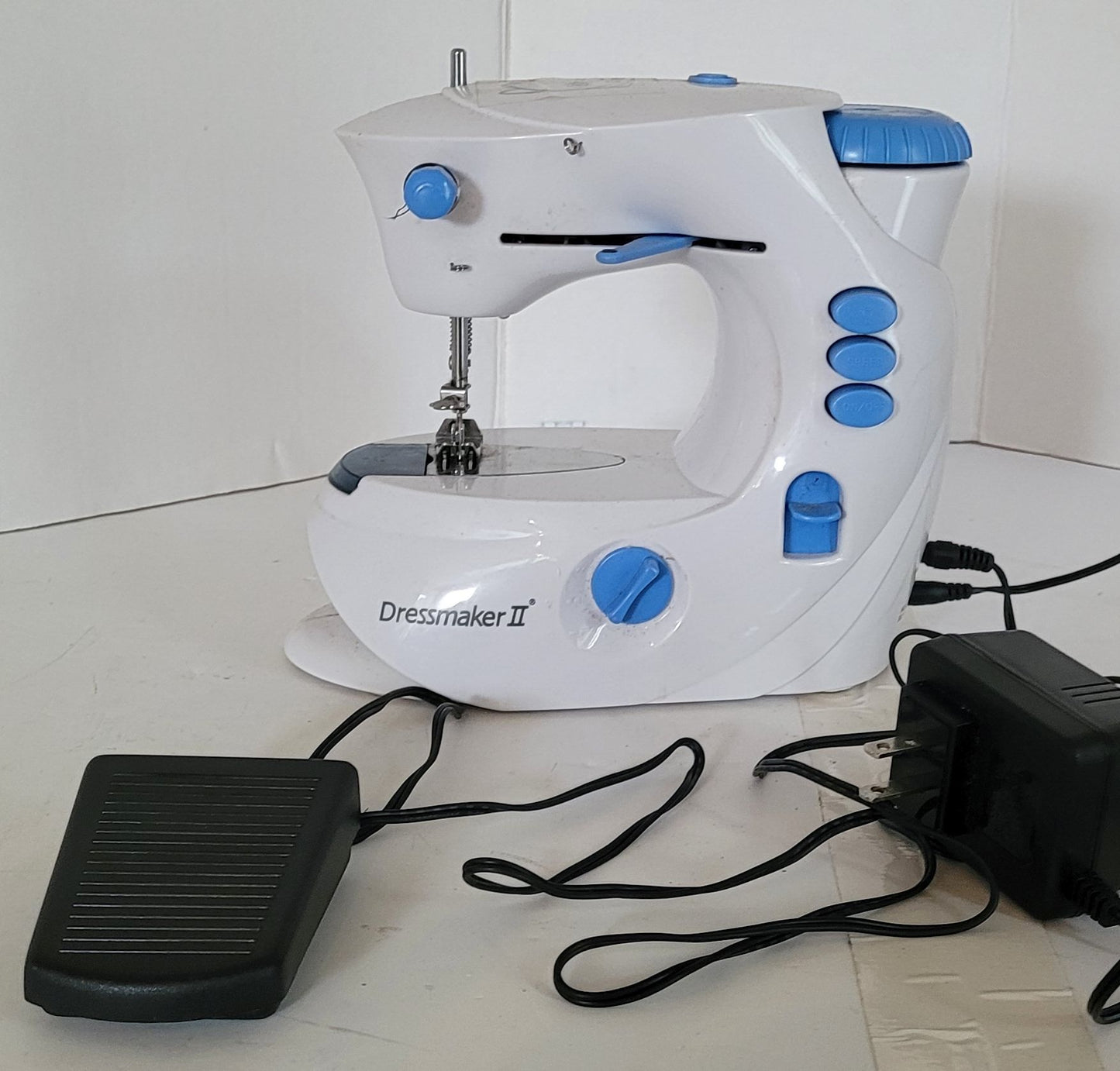 Mini machine à coudre DressMaker