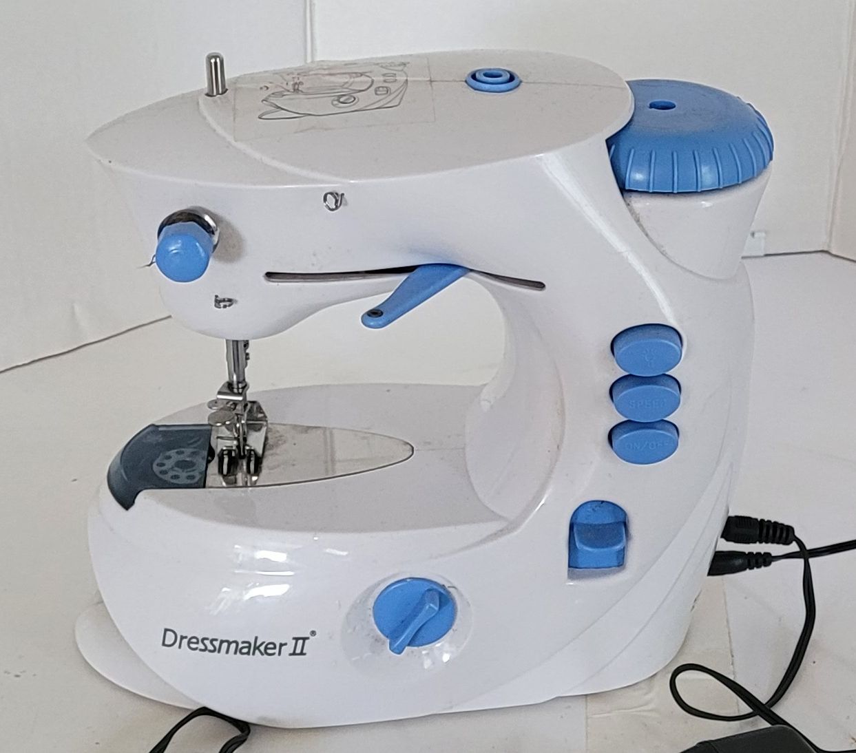 Mini machine à coudre DressMaker