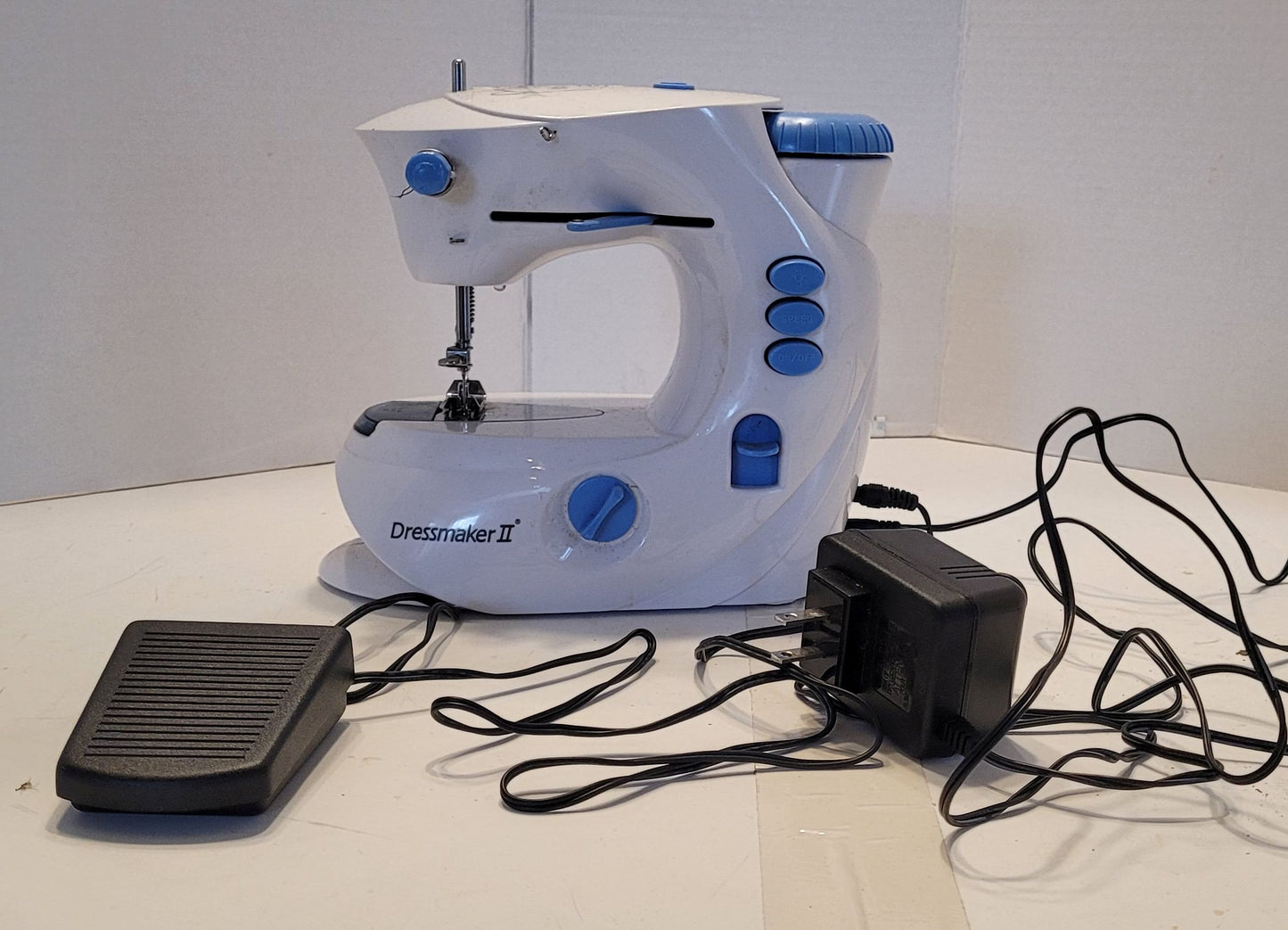 Mini machine à coudre DressMaker