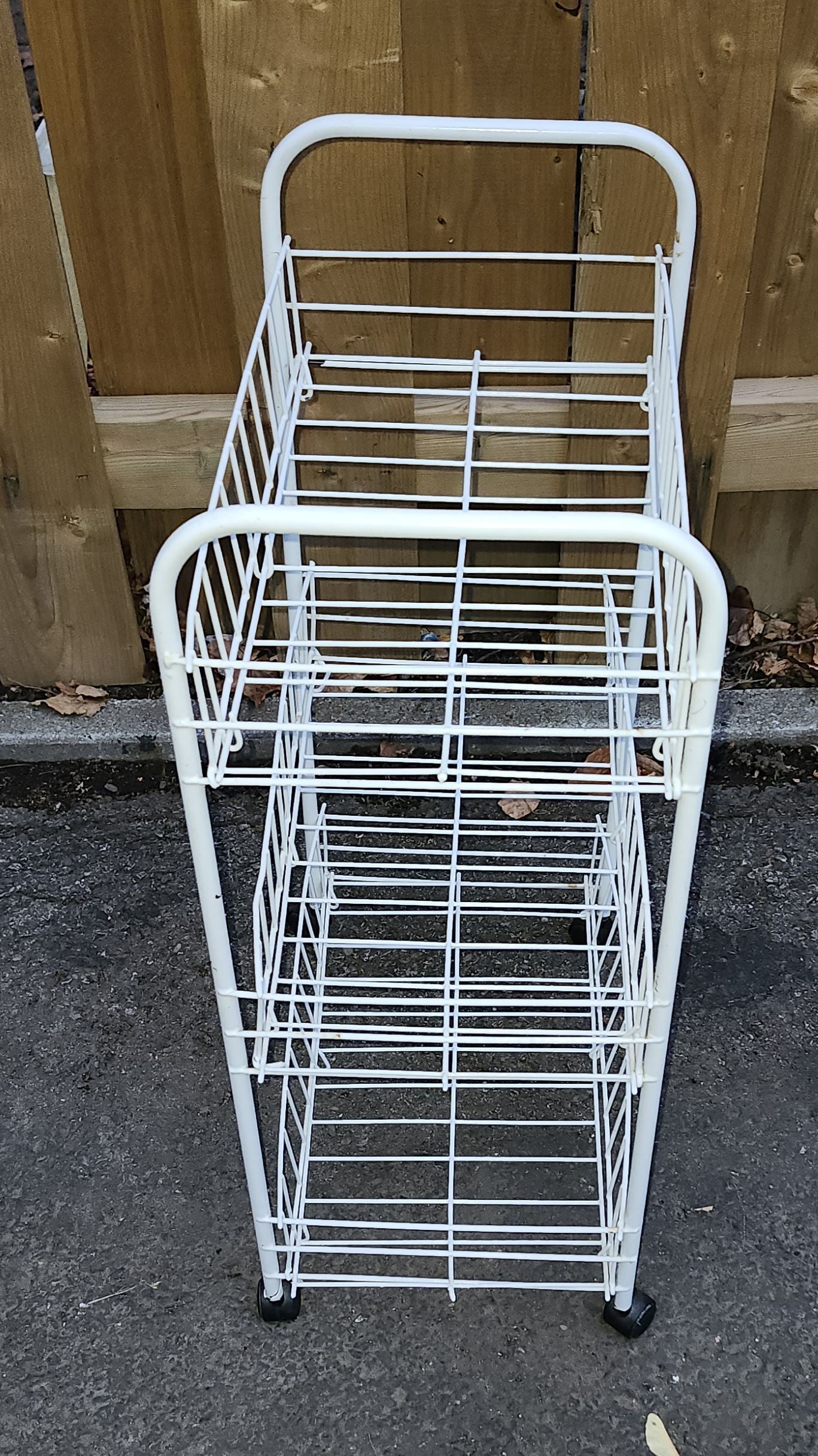 Panier en métal sur roulettes