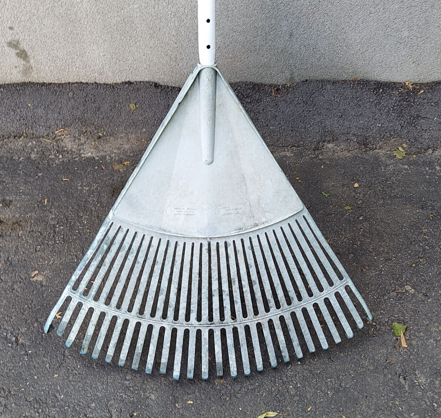 Balai à feuilles en plastique 24''