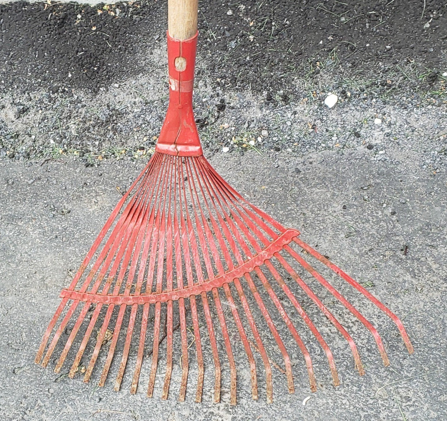 Balai à feuilles en métal 16''