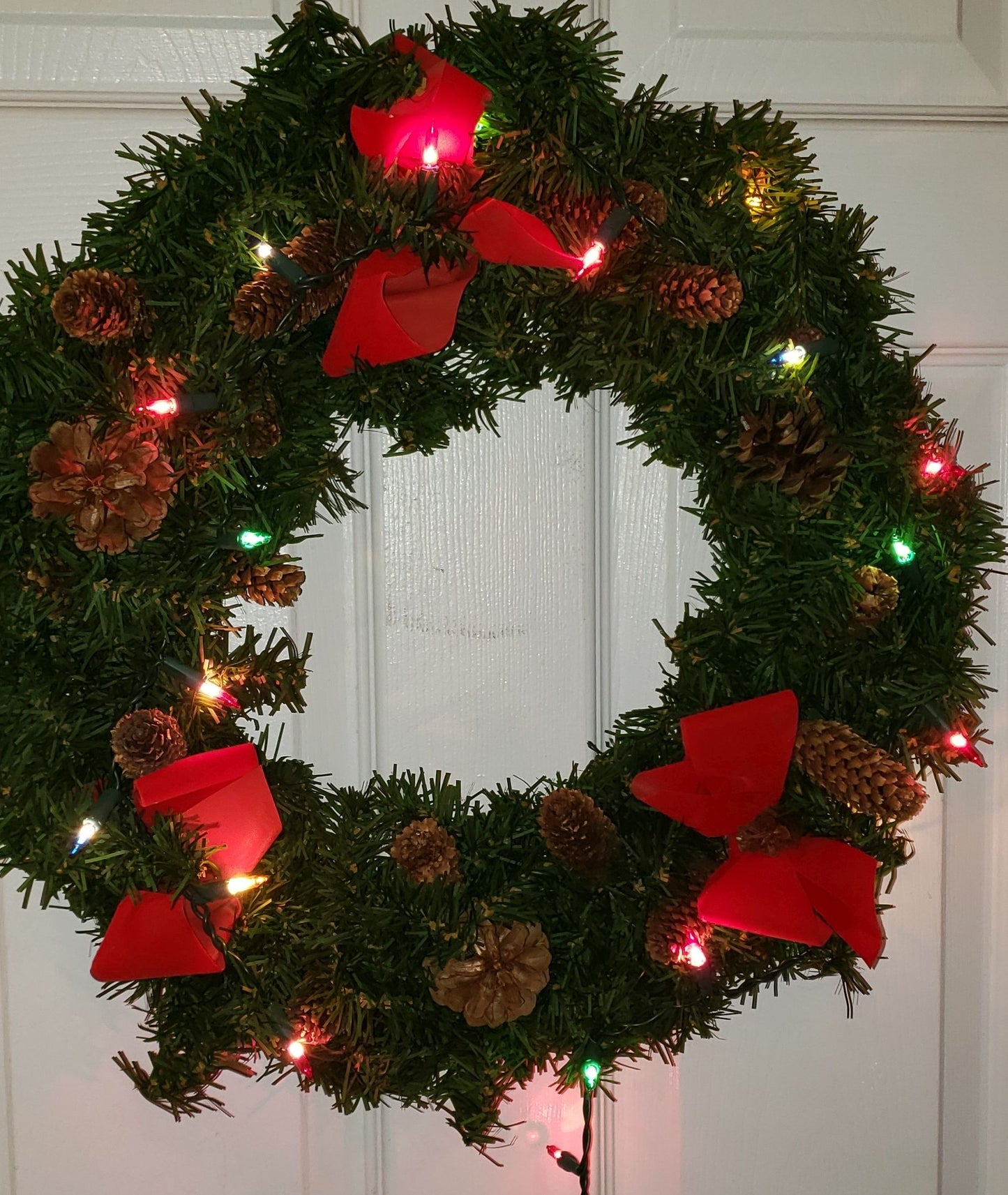 Couronne avec lumières et décorations 18''