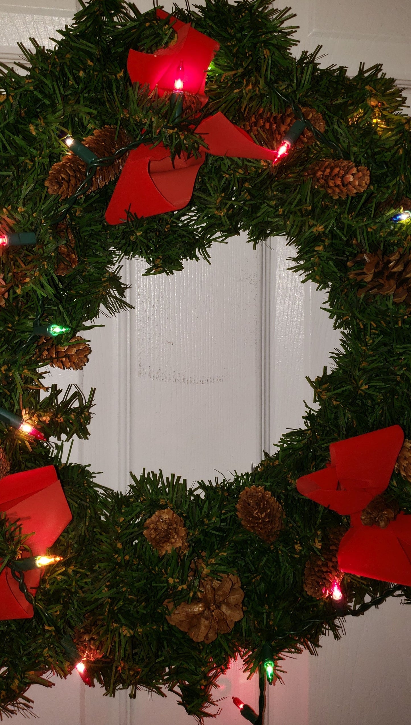 Couronne avec lumières et décorations 18''