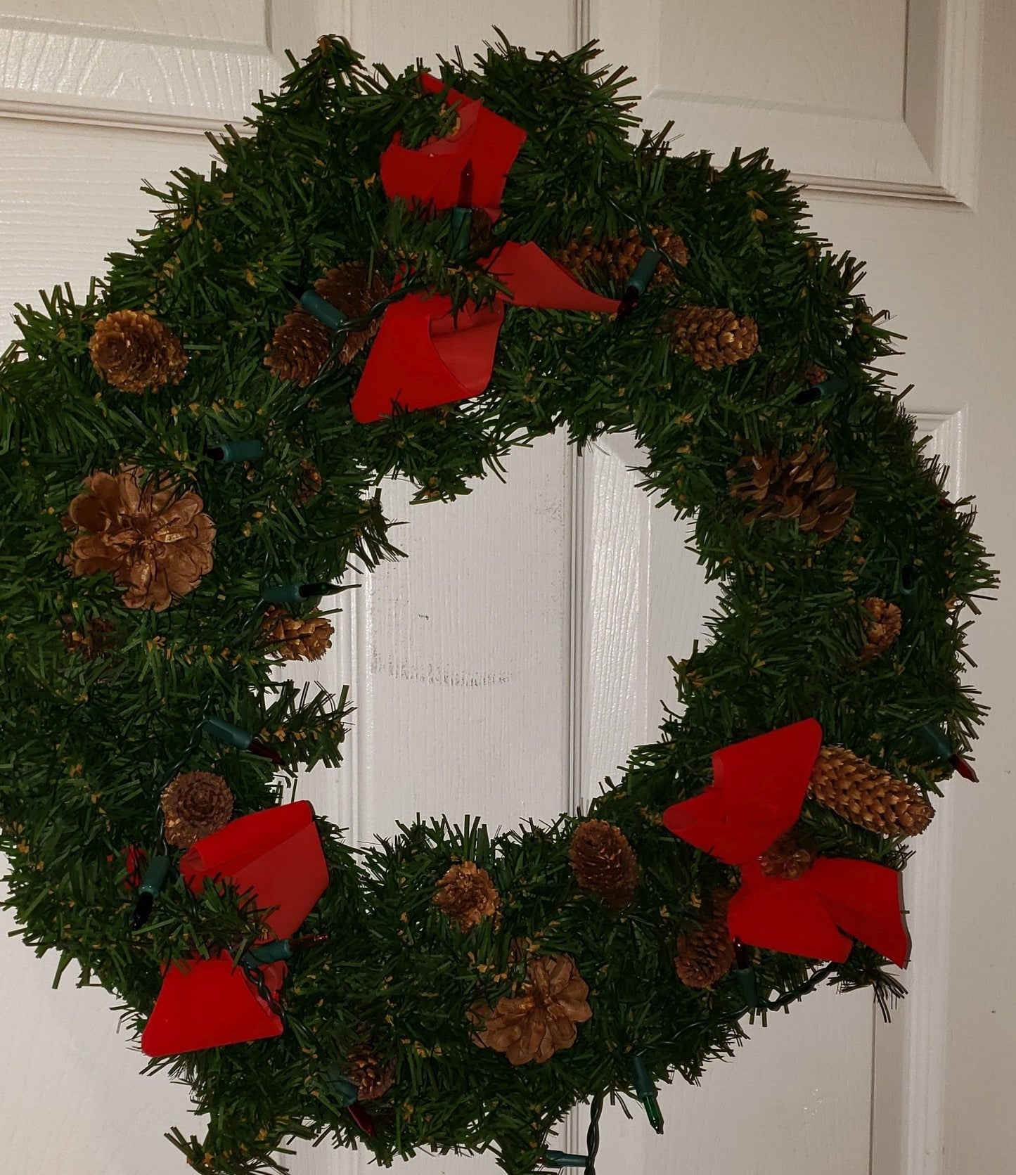Couronne avec lumières et décorations 18''