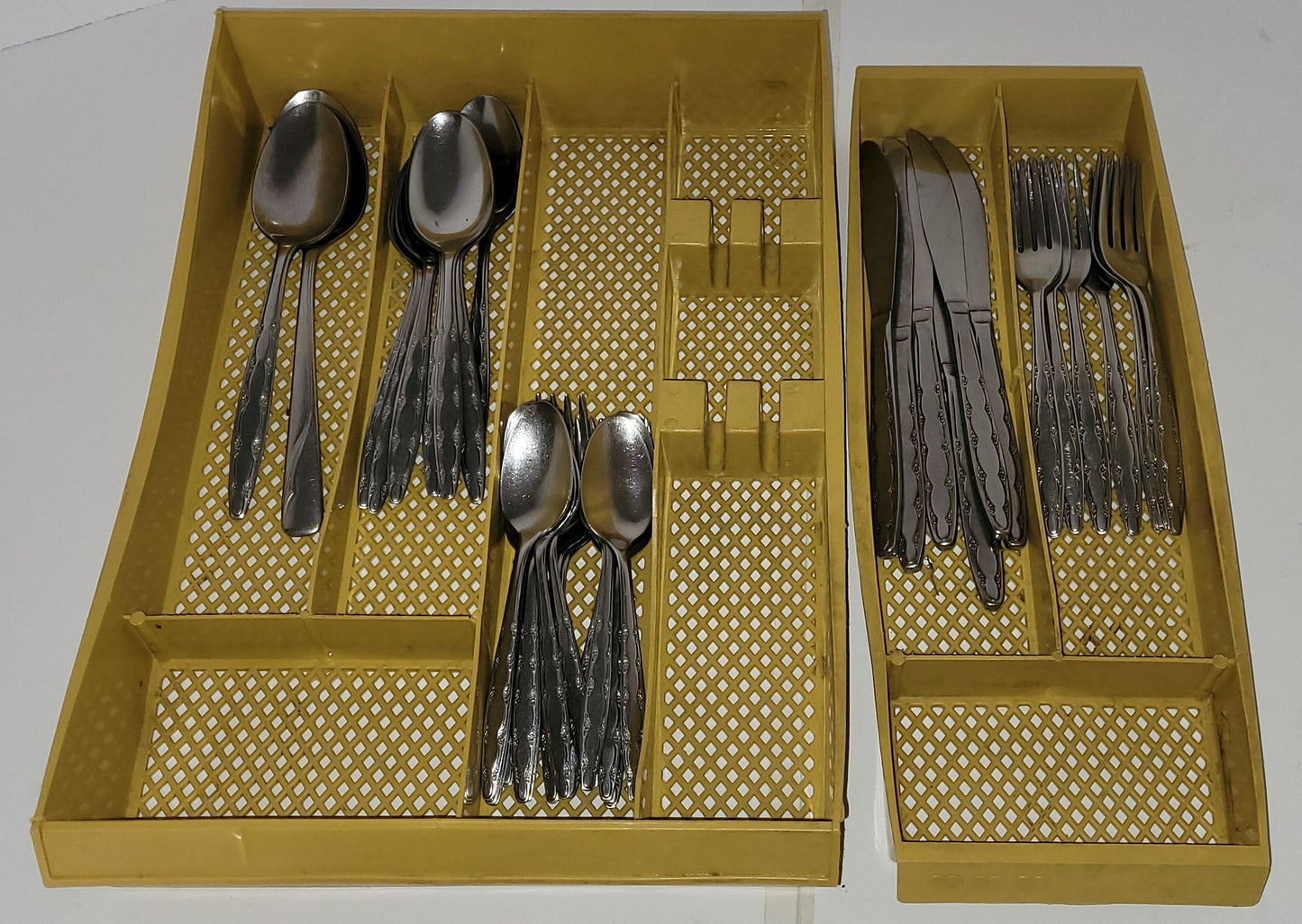 Coutellerie 8 personnes avec rangement en plastique