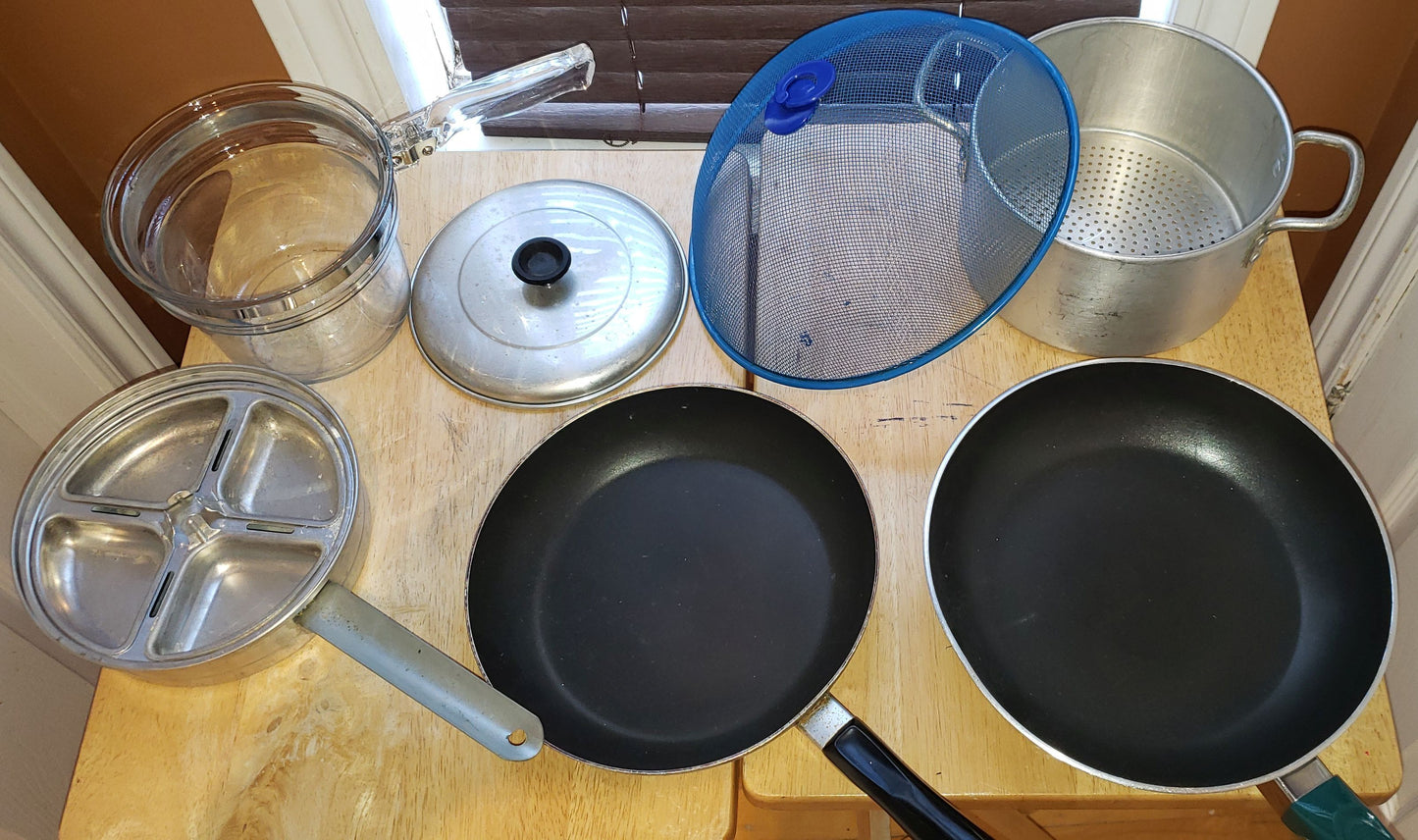 Ensemble de chaudrons et poêlons