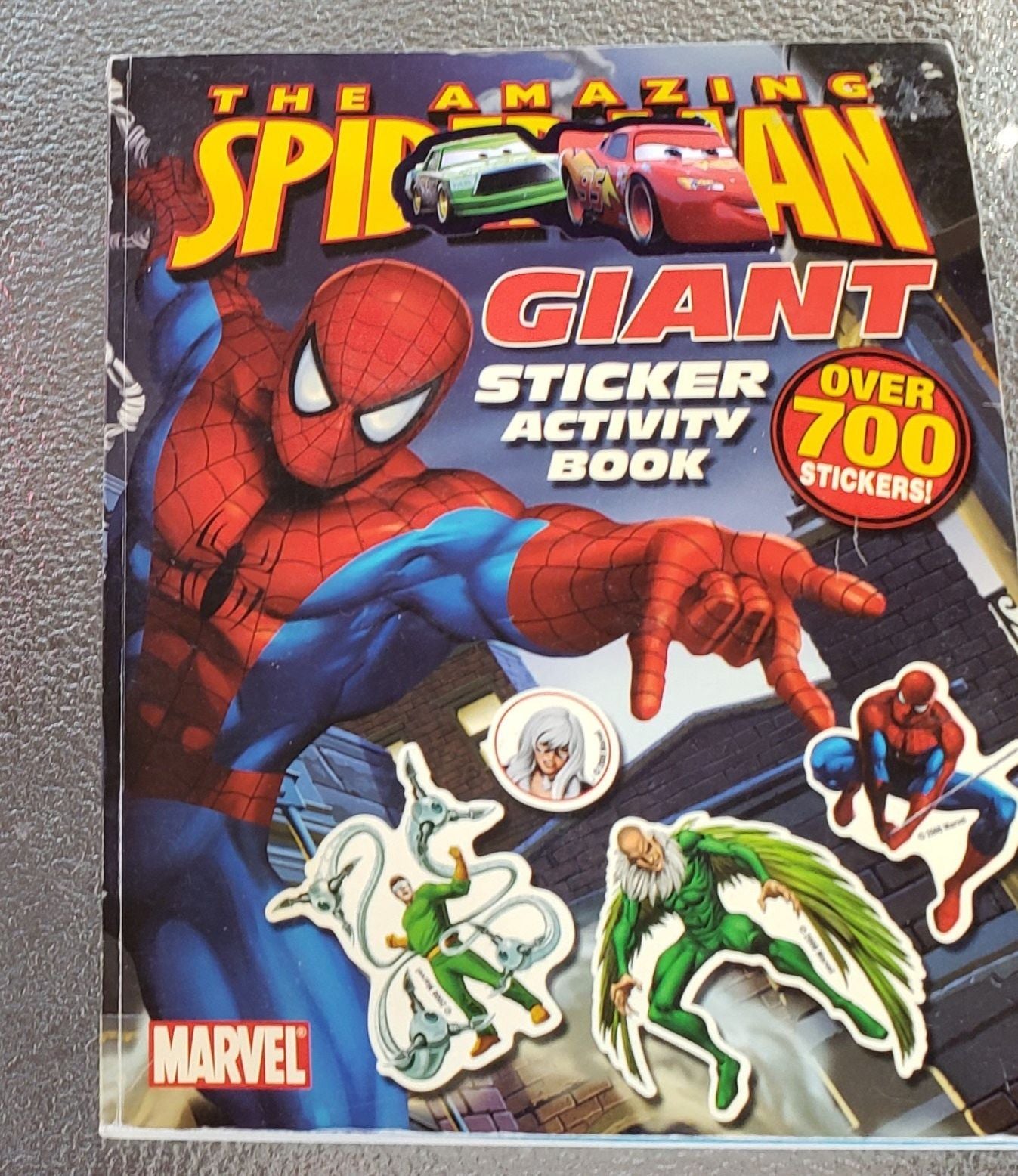 Livre et masque Spider-man