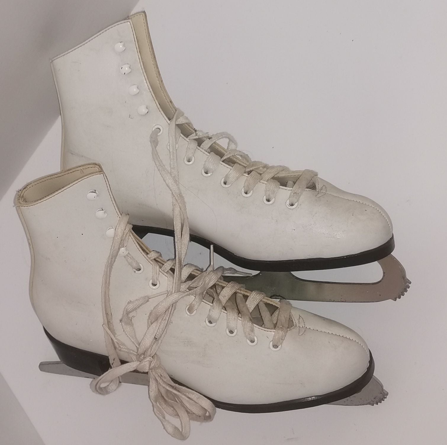 Patins à glace vintage - Label Emmaüs Patins à glace vintage - Label Emmaüs