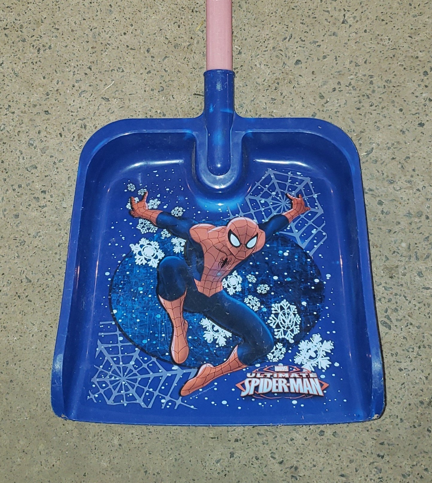 Pelle à neige en plastique pour enfant