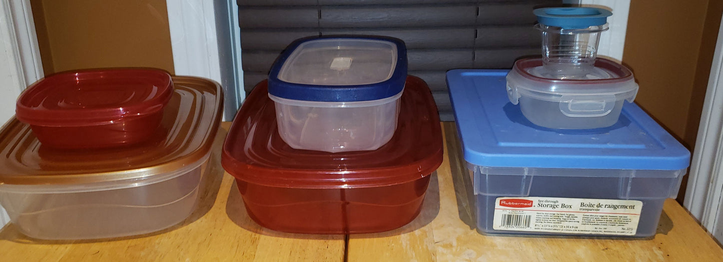 Plats de plastique Rubbermaid
