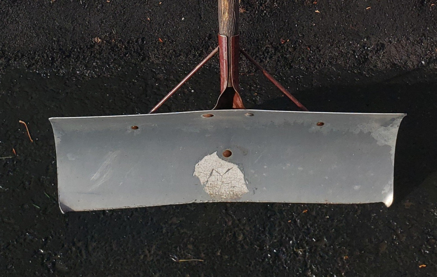 Pousse neige en métal