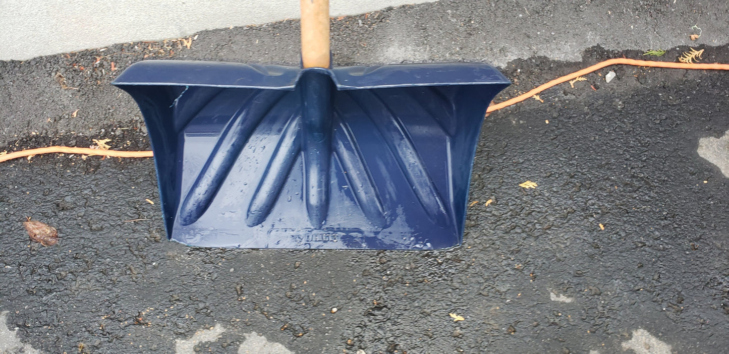 Pousse neige en plastique Rona