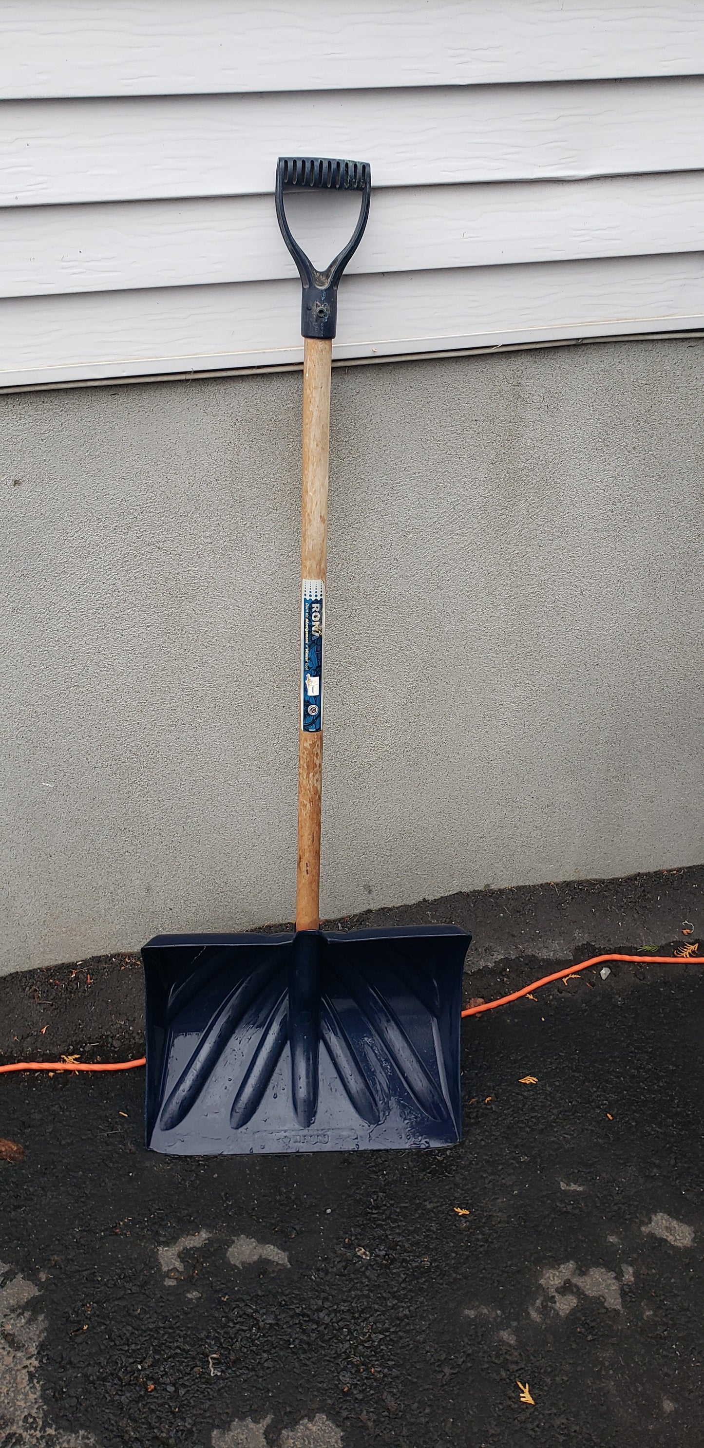Pousse neige en plastique Rona