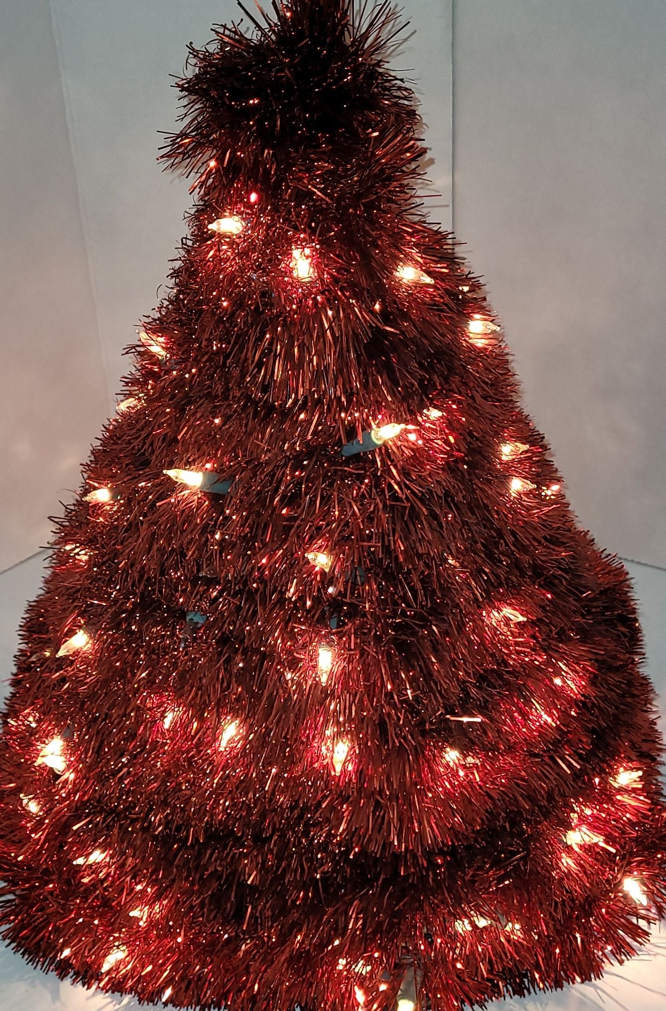 Sapin illuminé en guirlande rouge