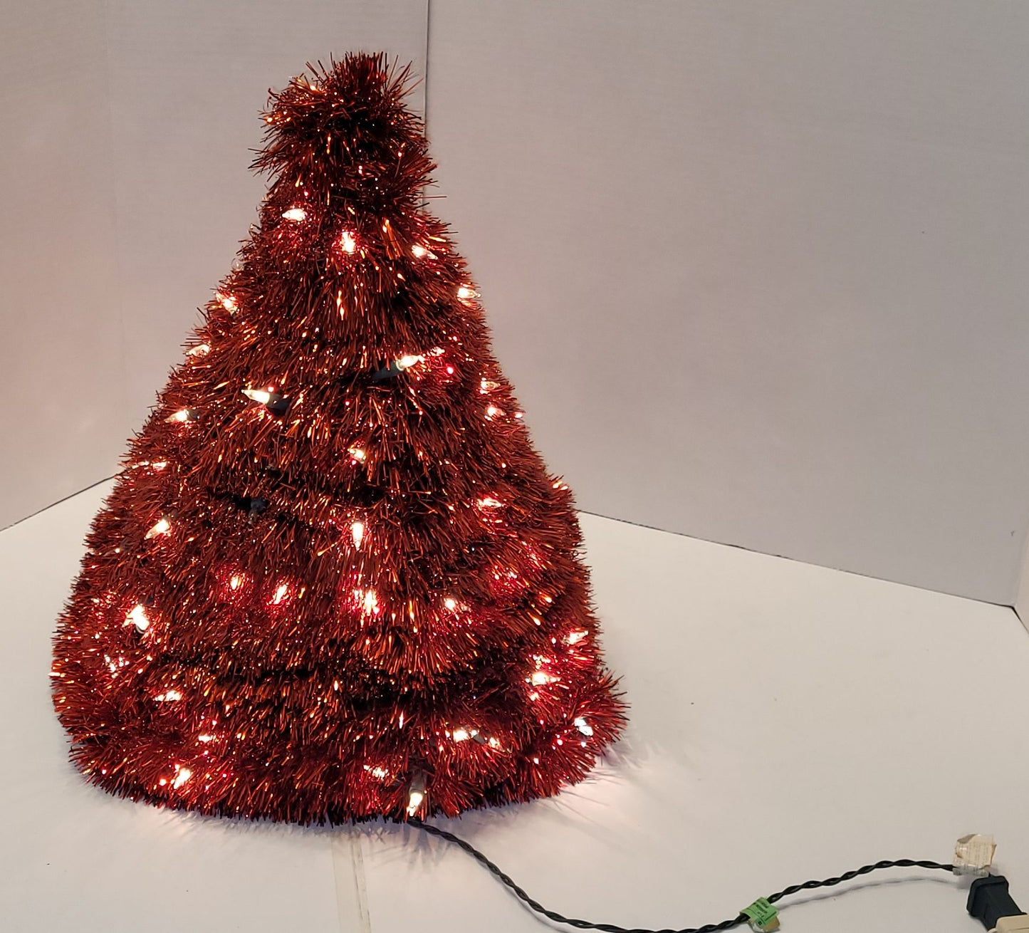 Sapin illuminé en guirlande rouge