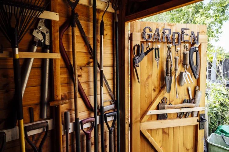 Faire son jardin avec du matériel d’occasion : astuces et économies