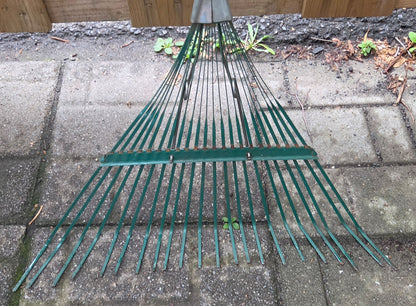 Balai à feuilles en métal 21''