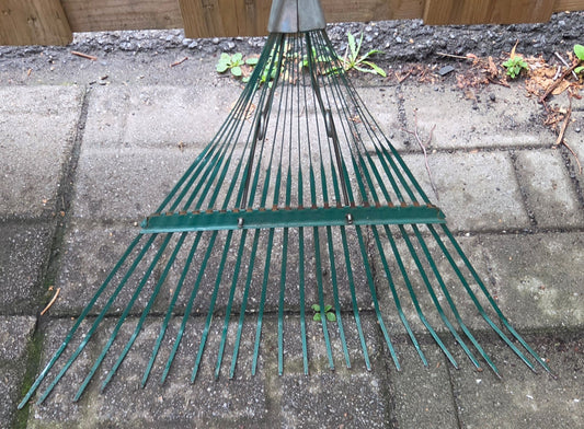 Balai à feuilles en métal 21''