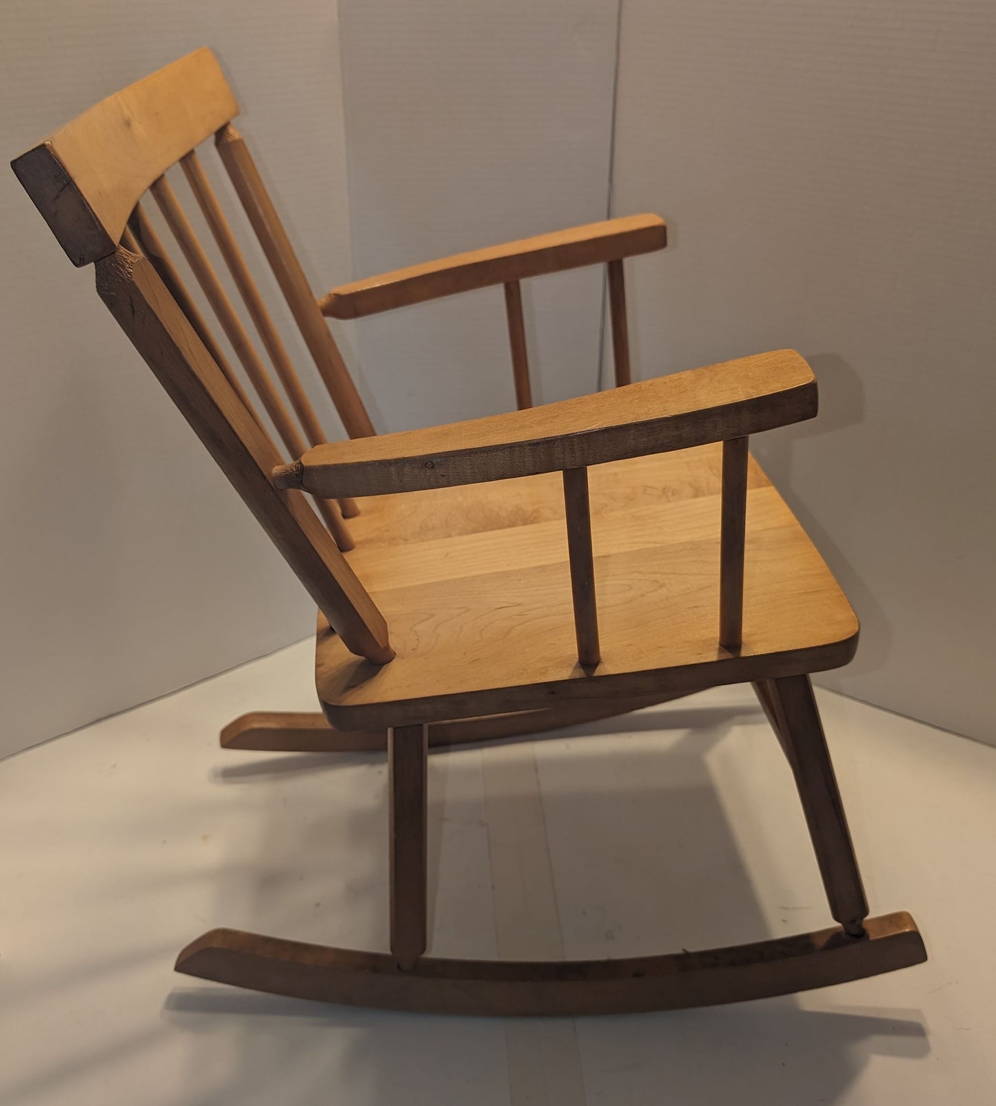 Chaise berçante en bois