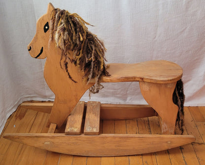 Cheval à bascule en bois