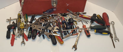 Coffre en métal avec outils