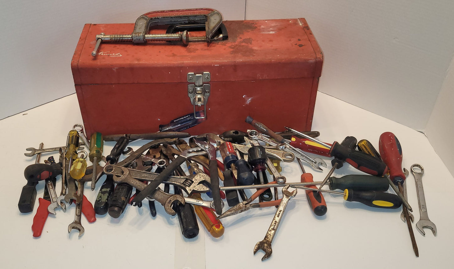 Coffre en métal avec outils
