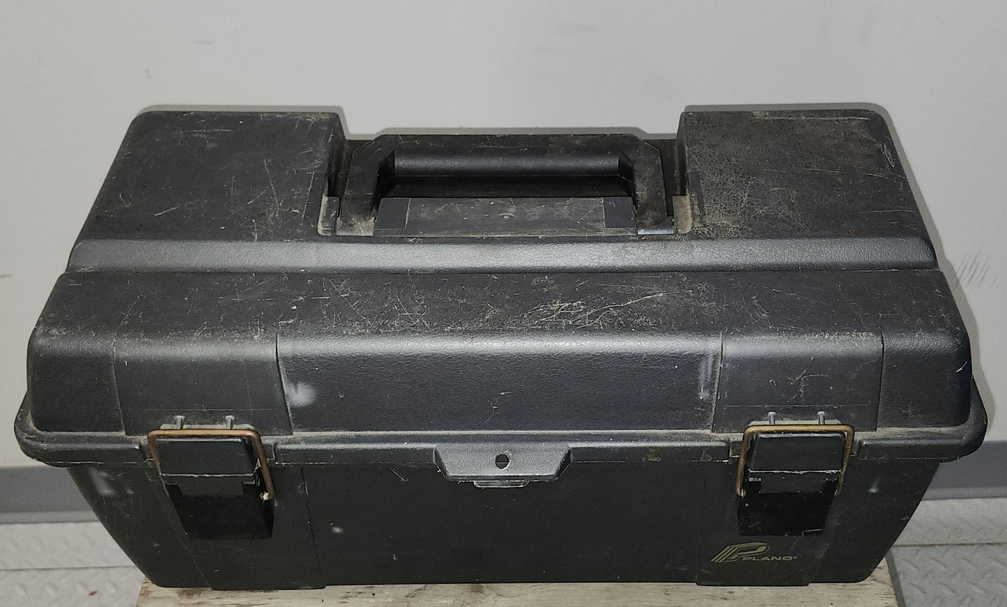 Coffre en plastique avec outils
