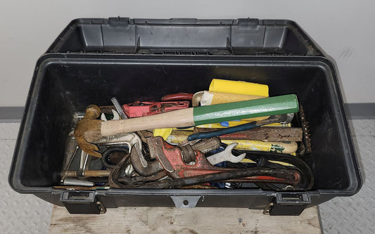Coffre en plastique avec outils
