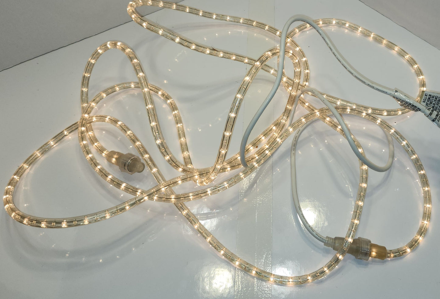 Jeu de lumière en ruban blanc