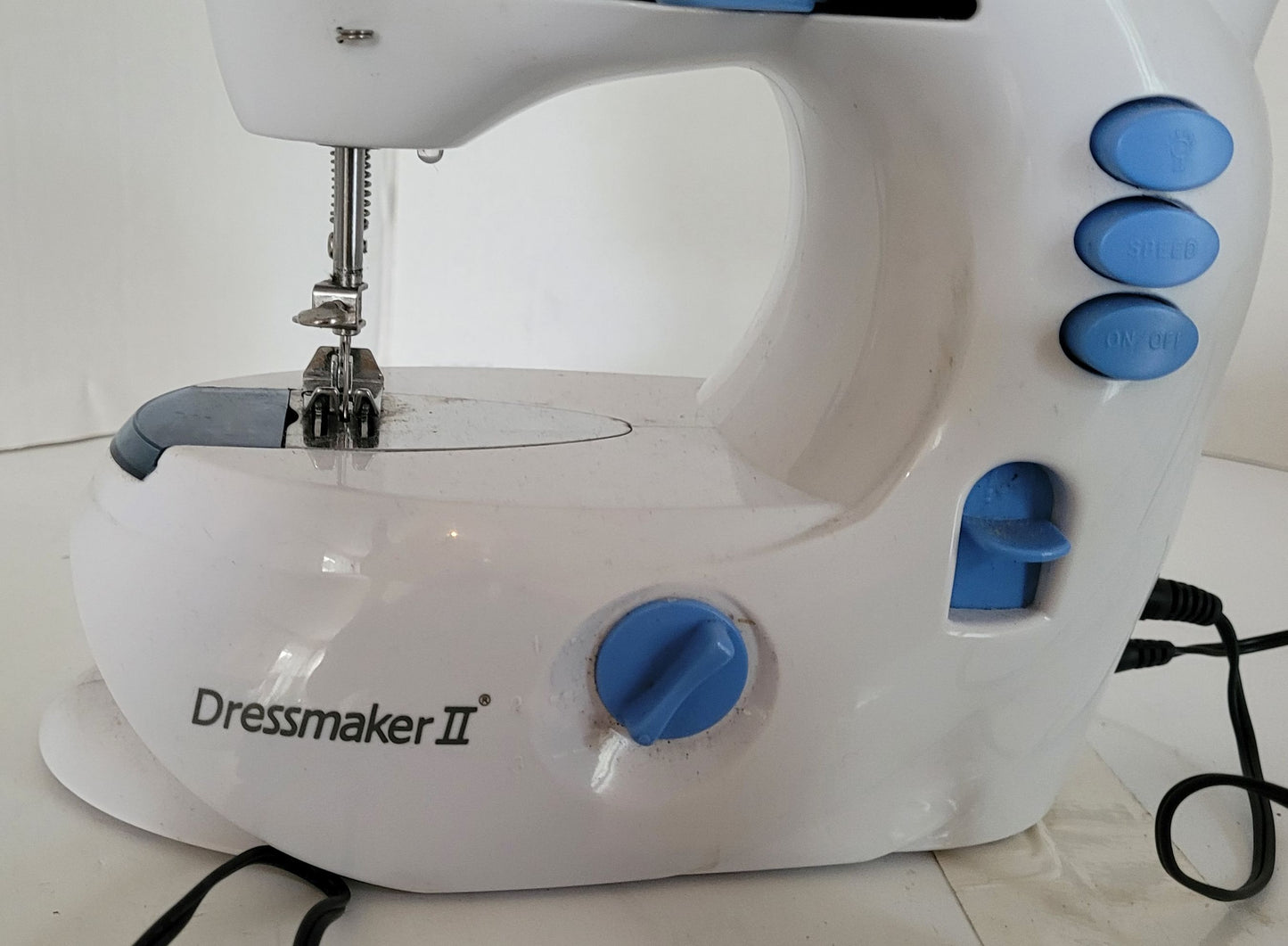 Mini machine à coudre DressMaker