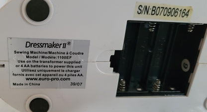 Mini machine à coudre DressMaker