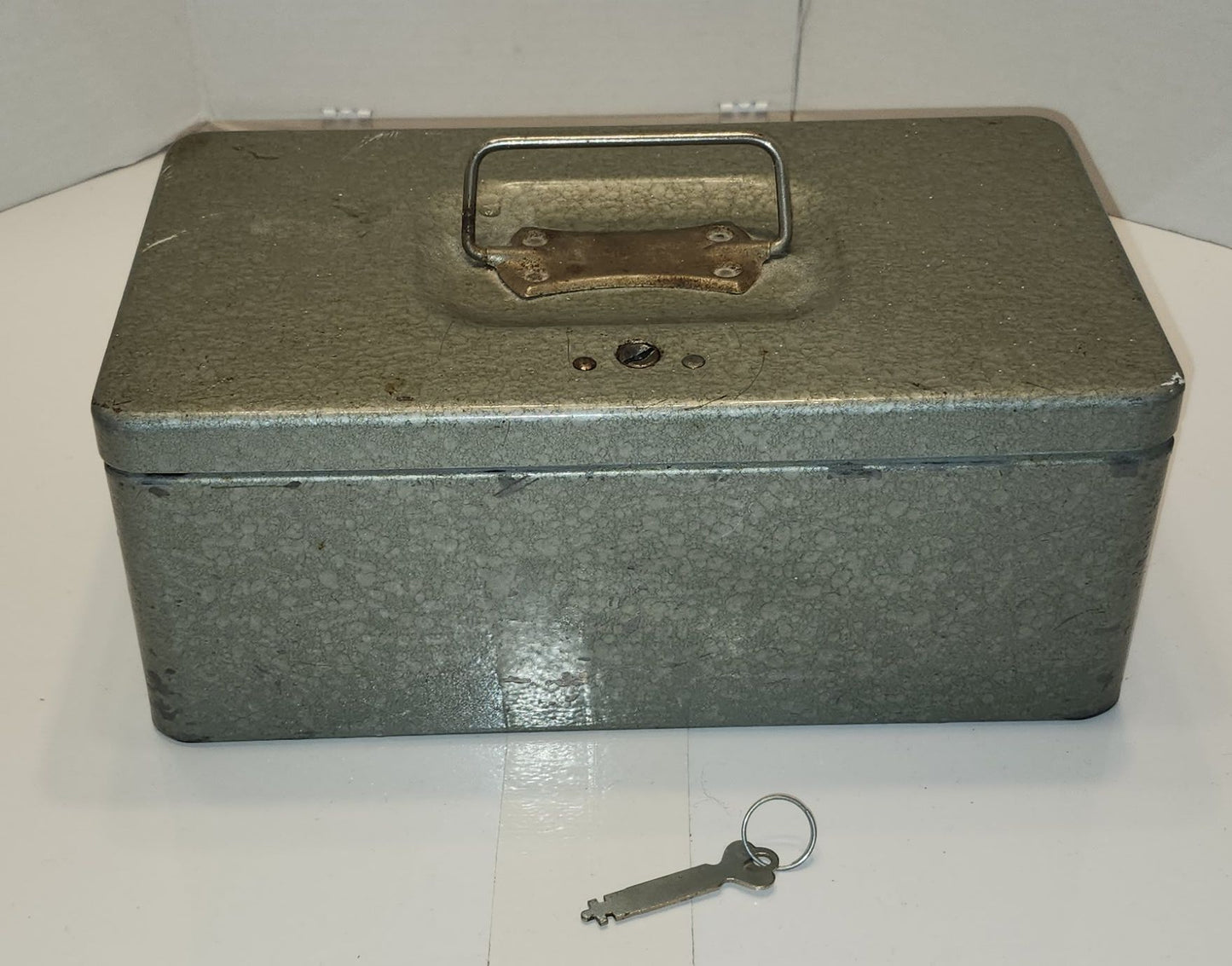 Petite caisse en métal