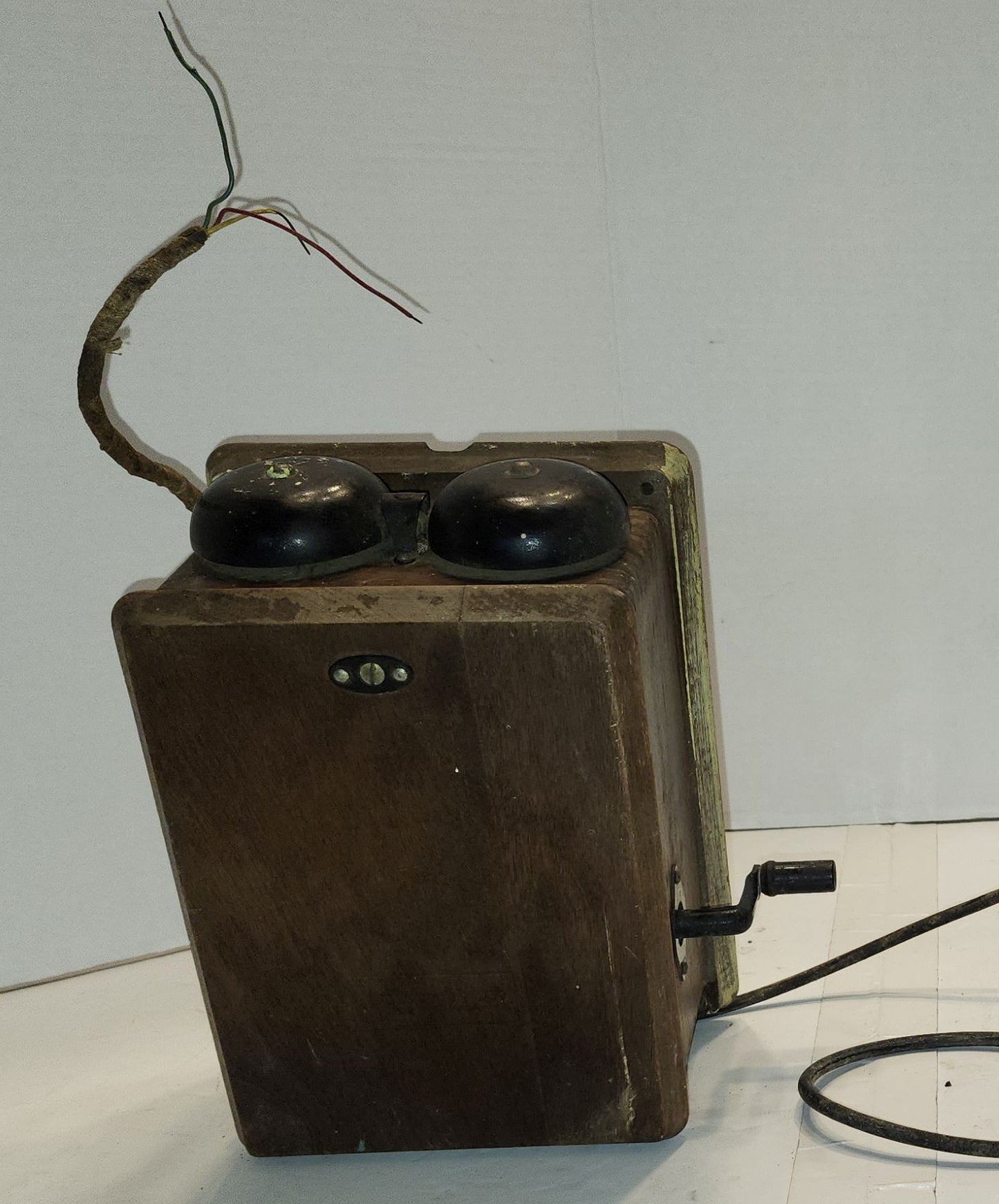 Téléphone antique mural
