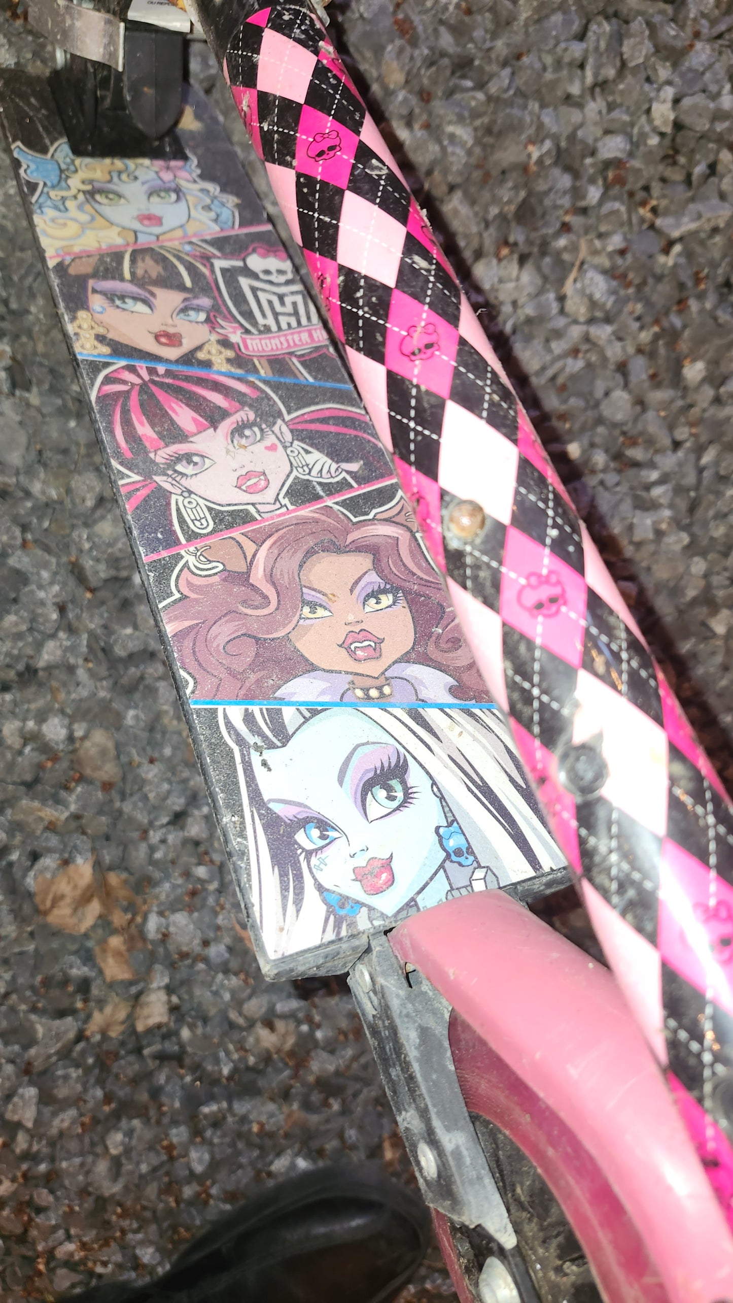 Trottinette Avigo Rose avec dessins de filles